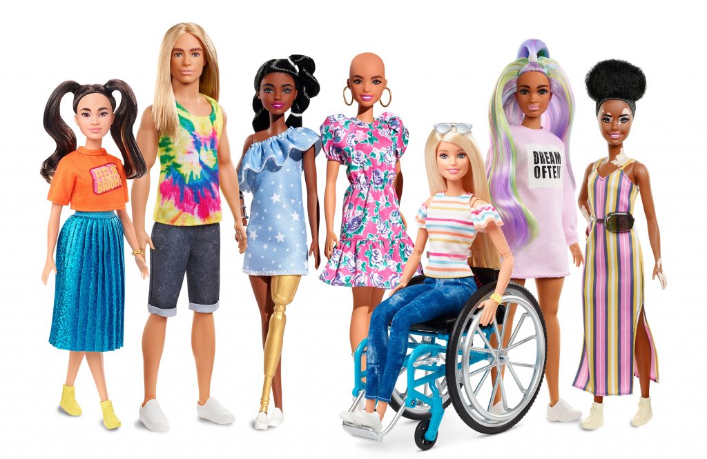 Barbie diversité 2019, avec une Barbie en fauteuil roulant, une Barbie avec une prothèse, une Barbie avec les cheveux arc-en-ciel, du vitiligo ...