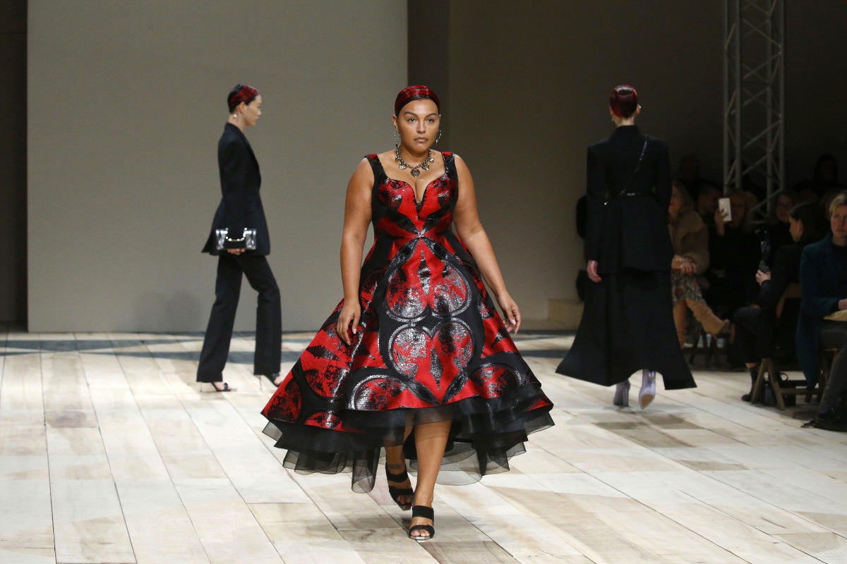 Des mannequins Plus à la Paris Fashion Week pour Alexander McQueen