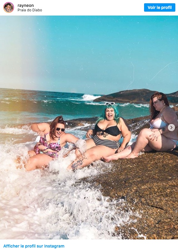 Raissa Galvão sur la plage avec ses amies