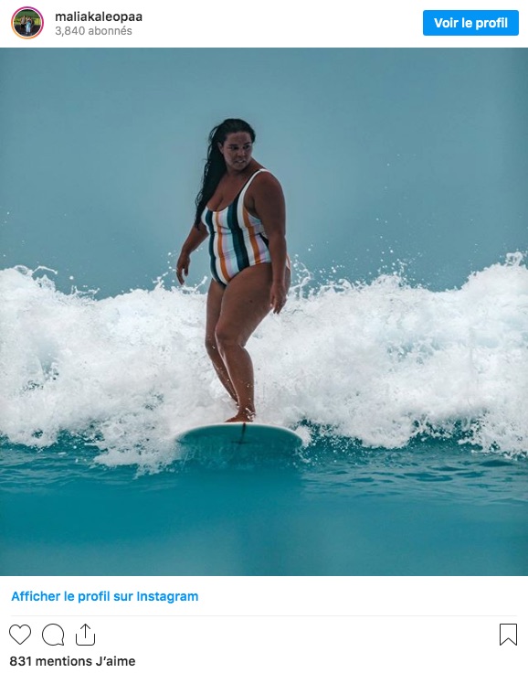Malia Kaleopaa sur son surf