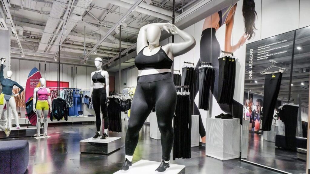 mannequin grande taille Nike à Londres en 2019